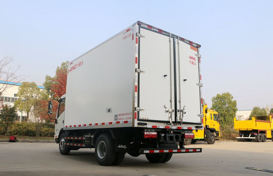 الصين 13.9 CBM 4x2 حجم المبردة المساعدة مقطورة ، مبردة شاحنة التسليم مع 115HP EURO IV المزود